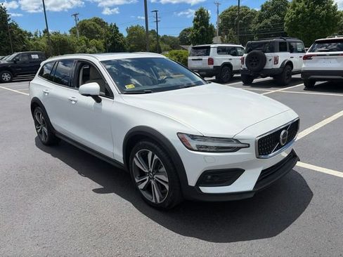 Used 2025 Volvo V60 B5 Cross Country Plus AWD/4WD image 8