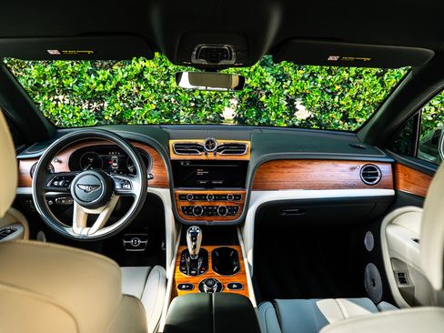 Used 2023 Bentley Bentayga Extended Wheelbase AWD/4WD image 4