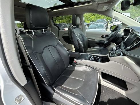 Certified 2024 Chrysler Pacifica Limited FWD image 28