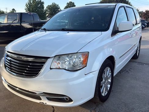 Used 2015 Chrysler Town & Country Touring FWD image 1