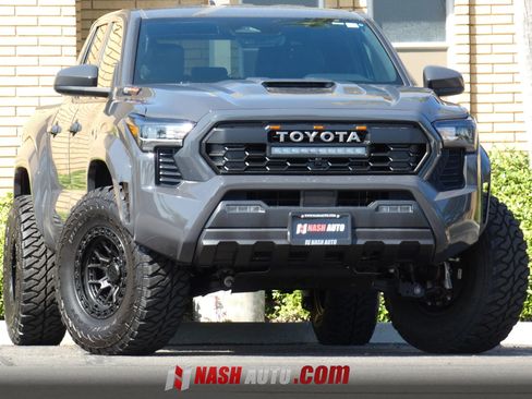 Used 2025 Toyota Tacoma TRD Sport AWD/4WD image 3