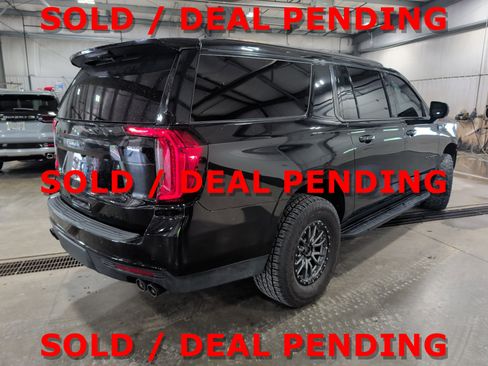 Used 2022 GMC Yukon XL SLE AWD/4WD image 3