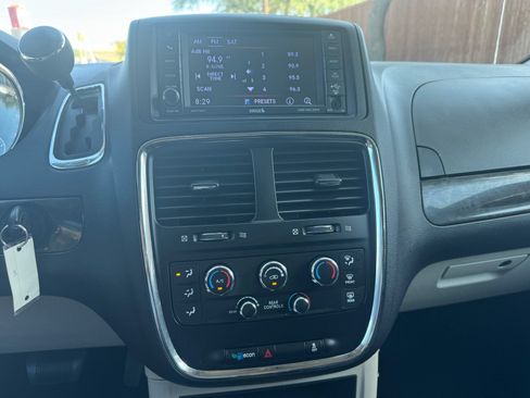 Used 2018 Dodge Grand Caravan SE w/ UConnect Hands-Free Group FWD image 19
