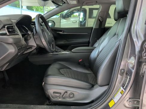 Used 2020 Toyota Camry SE w/ Convenience Package FWD image 7