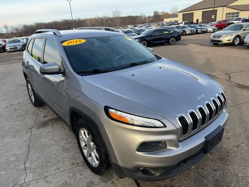 Used 2018 Jeep Cherokee Latitude image 3