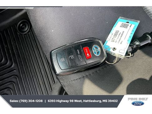 Used 2021 Toyota Venza LE AWD/4WD image 9