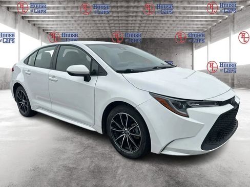 Used 2022 Toyota Corolla LE FWD image 3
