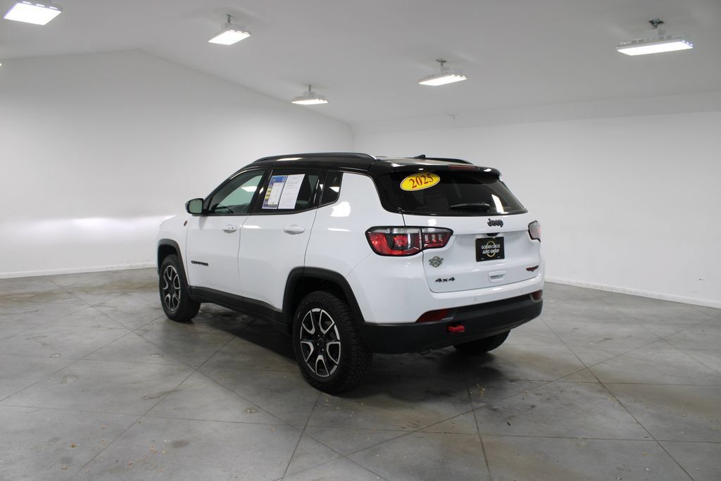 Used 2025 Jeep Compass Trailhawk AWD/4WD image 7