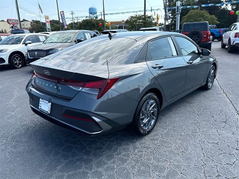 Used 2024 Hyundai Elantra SEL image 3