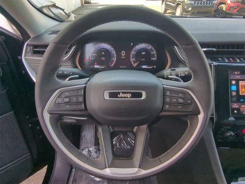 Used 2023 Jeep Grand Cherokee Laredo w/ Luxury Tech Group I image 29