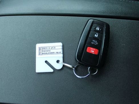 Used 2023 Toyota Highlander XLE AWD/4WD image 28