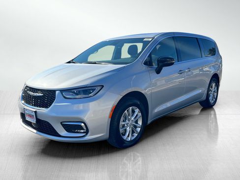 New 2026 Chrysler Pacifica Select AWD/4WD image 2