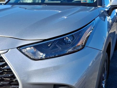 Used 2023 Toyota Highlander XLE image 12