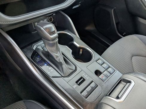 Used 2024 Toyota Highlander LE image 26