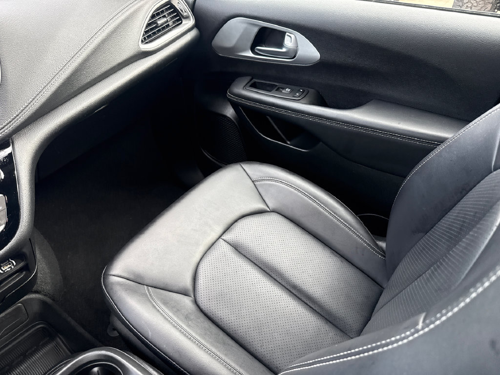 Used 2024 Chrysler Pacifica Limited FWD image 17