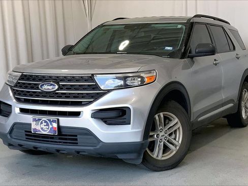 Used 2022 Ford Explorer XLT RWD image 2
