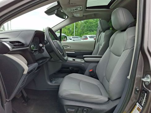 Certified 2023 Toyota Sienna XLE FWD image 16