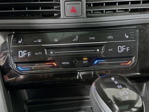 Used 2025 Volkswagen Jetta SE image 21