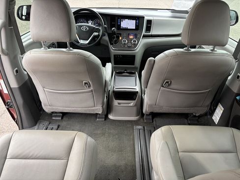 Used 2016 Toyota Sienna image 45
