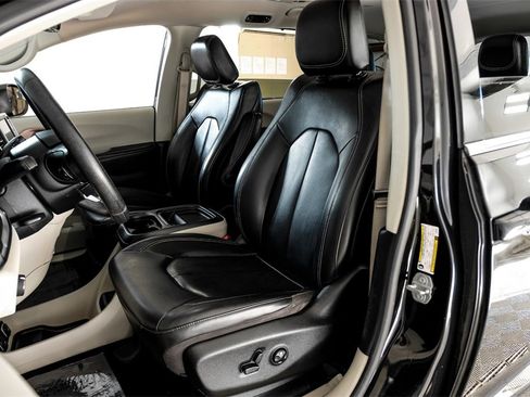 Used 2020 Chrysler Voyager Lxi image 29