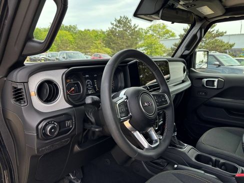 Used 2025 Jeep Wrangler Unlimited Sahara AWD/4WD image 35