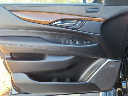 Used 2020 Cadillac Escalade Premium Luxury image 28