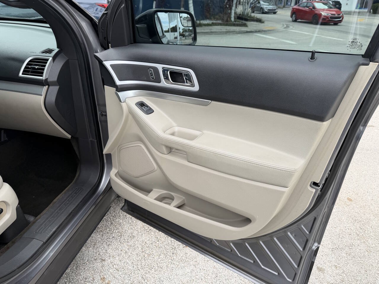 Used 2014 Ford Explorer XLT FWD image 21