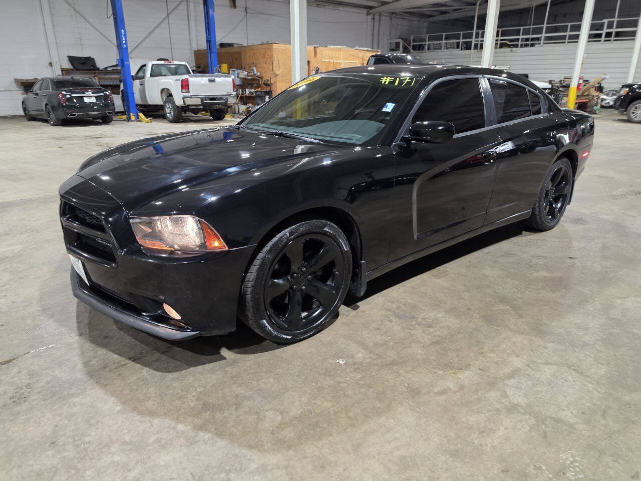 Used 2014 Dodge Charger SXT w/ Blacktop Package RWD image 2