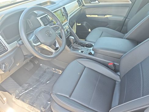 Used 2023 Volkswagen Atlas Cross Sport SE w/ Panoramic Sunroof Package FWD image 17