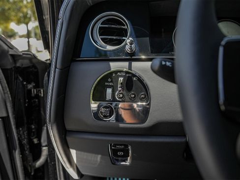 New 2025 Rolls-Royce Cullinan image 32