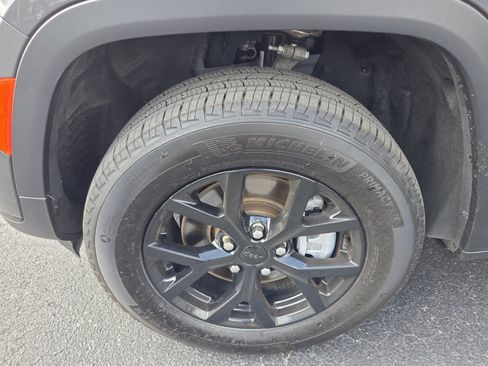 Used 2025 Jeep Grand Cherokee L Altitude AWD/4WD image 18