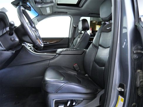 Used 2018 Cadillac Escalade ESV Luxury image 18