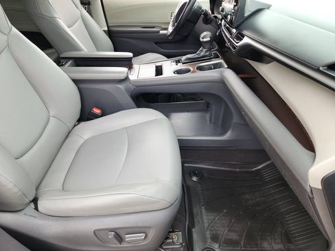 Used 2021 Toyota Sienna XLE FWD image 15