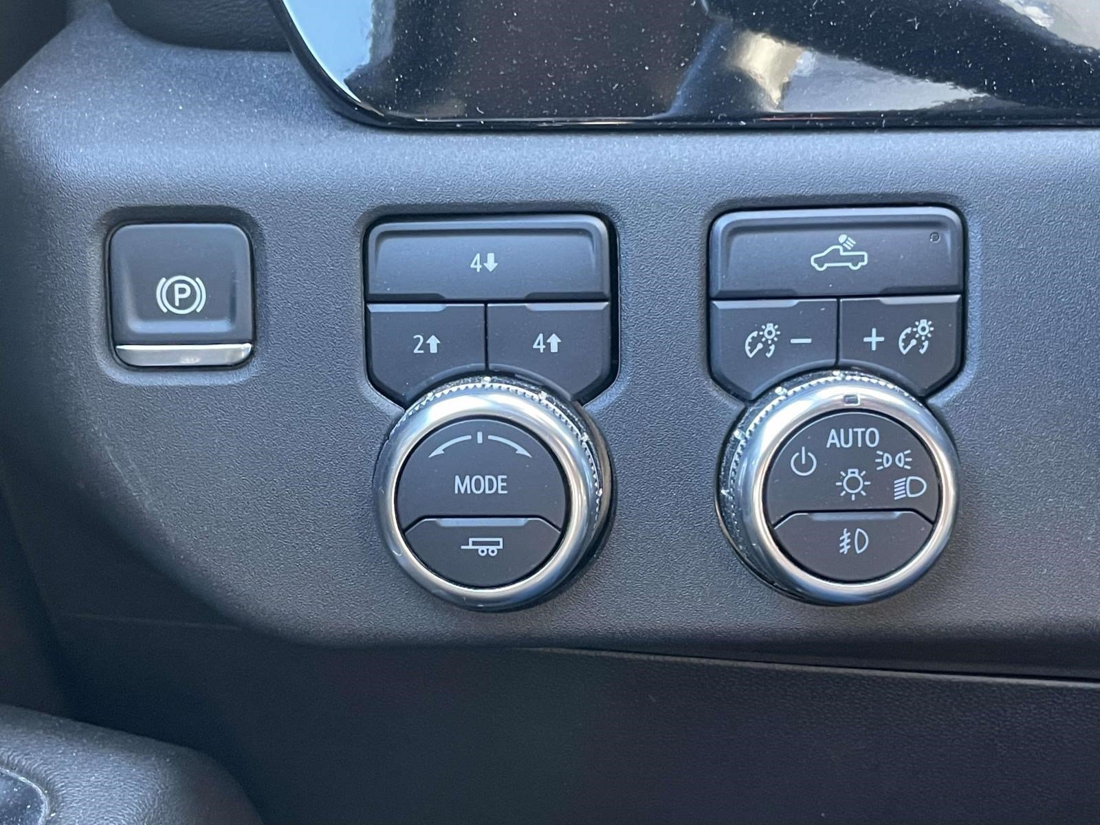 Used 2024 GMC Sierra 2500 SLE w/ SLE Value Package; AWD/4WD image 18
