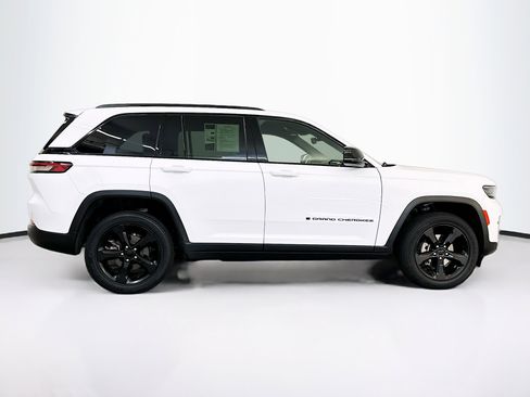 Used 2023 Jeep Grand Cherokee Altitude image 10