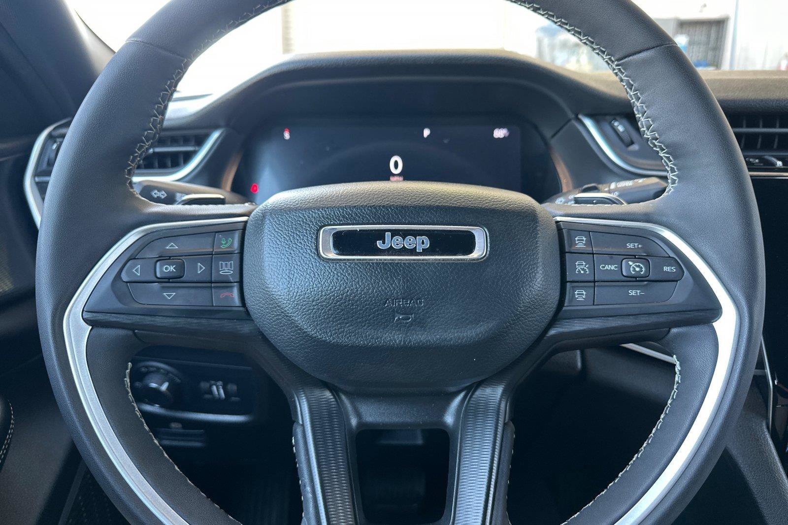 Used 2025 Jeep Grand Cherokee Laredo X w/ Luxury Tech Group I AWD/4WD image 22