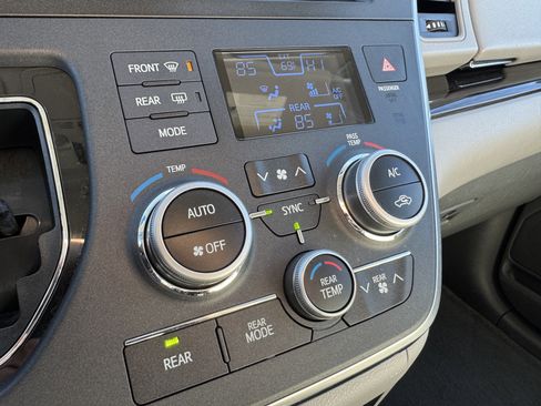 Used 2017 Toyota Sienna XLE image 26