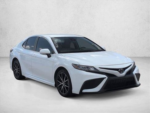 Used 2023 Toyota Camry SE FWD image 3