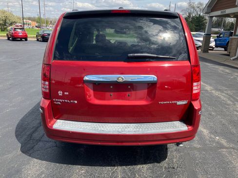 Used 2009 Chrysler Town & Country Limited w/ Entertainment Group #3 FWD image 4