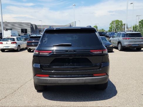 Used 2023 Jeep Grand Cherokee Limited w/ Black Appearance Package AWD/4WD image 6