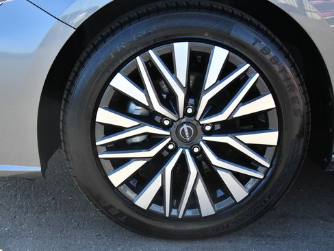 Used 2024 Nissan Altima 2.5 SV image 12