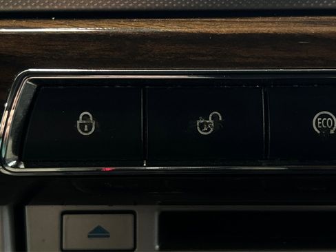 Used 2013 Jaguar XF 3.0 image 37