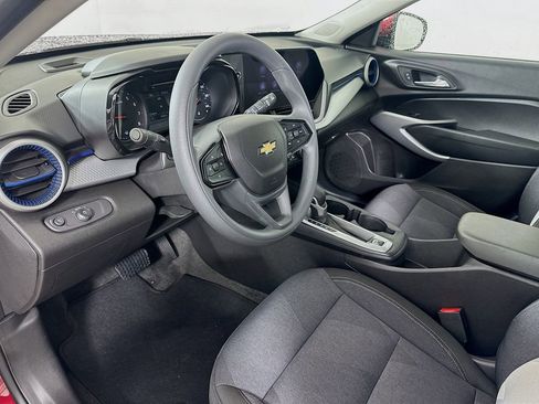 Used 2025 Chevrolet Trax LS w/ LS Convenience Package image 9