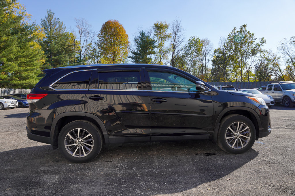Used 2019 Toyota Highlander XLE AWD/4WD image 9
