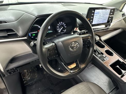 Used 2024 Toyota Sienna LE FWD image 13