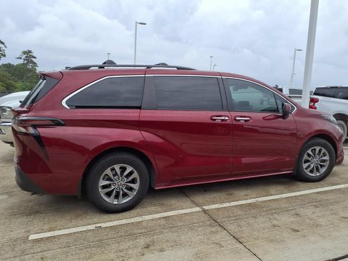 Certified 2023 Toyota Sienna XLE FWD image 8
