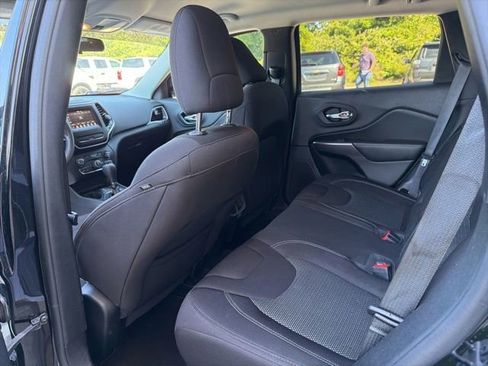 Used 2019 Jeep Cherokee Latitude w/ Popular Appearance Group FWD image 20