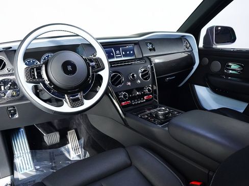 Used 2024 Rolls-Royce Cullinan Black Badge image 2