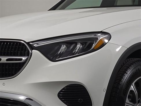 Used 2025 Mercedes-Benz GLC 300 4MATIC image 12
