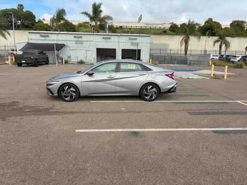 Used 2025 Hyundai Elantra Limited image 16